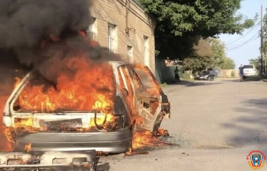 В Таганроге на ходу загорелась легковушка: есть пострадавший