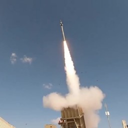 Израильский "Железный купол" отбился от роя дронов