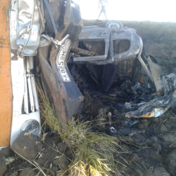 В Ростовской области легковушка влетела в КАМАЗ и загорелась