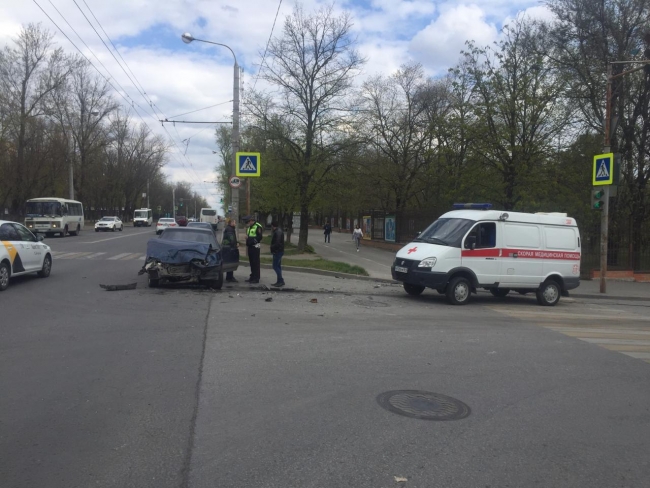 Карета скорой помощи и легковушка столкнулись в Ростове