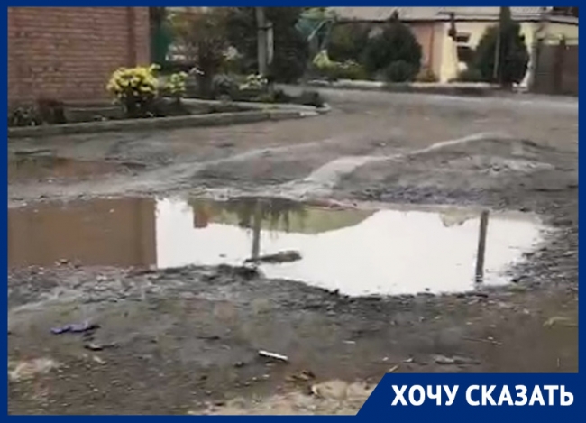Из-за разбитой дороги на улицу Таганрога едва доезжает скорая и аварийка