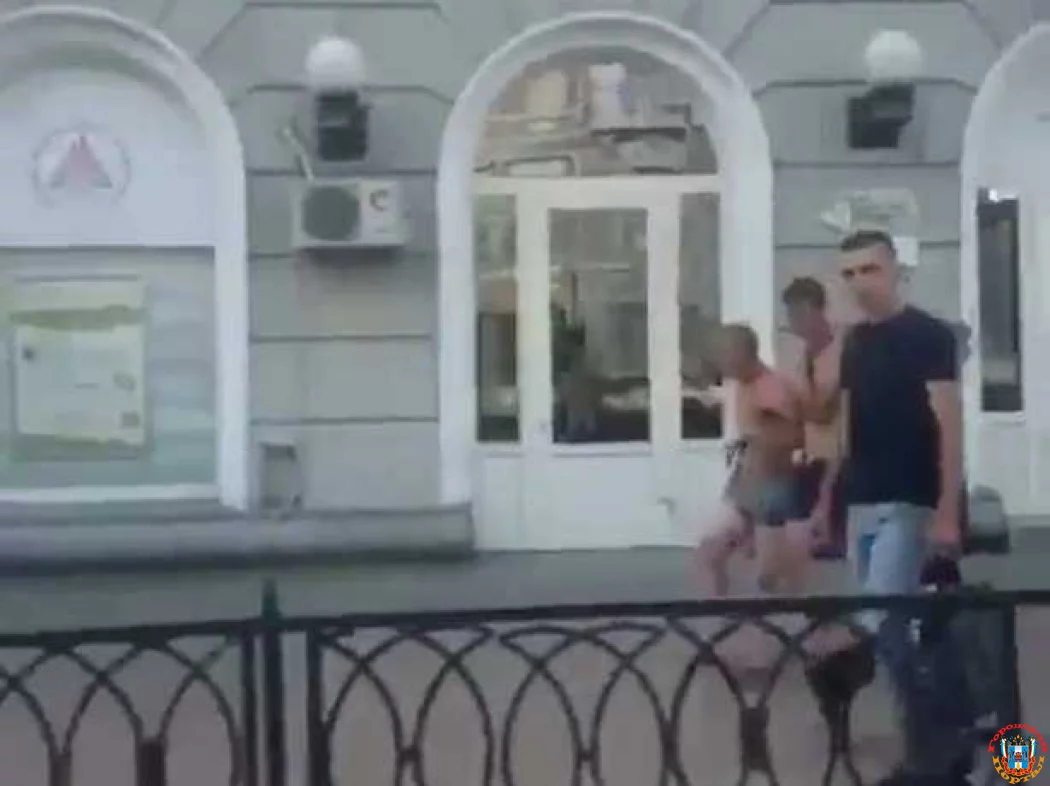 "Танцующие" на тротуаре горячие парни в семейных трусах рассмешили жителей Ростова