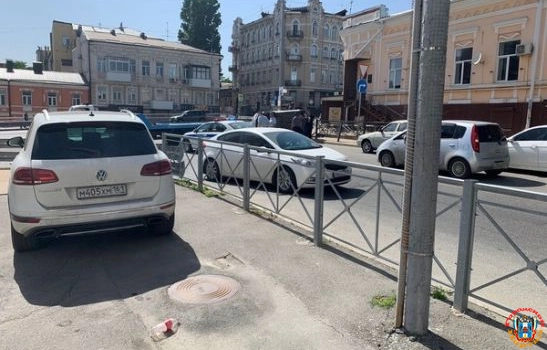 В Ростове мужчина за рулем «Хендай» снес забор перед «подземкой» и опрокинулся