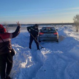 В Татарстане автомобиль застрял в заснеженном поле