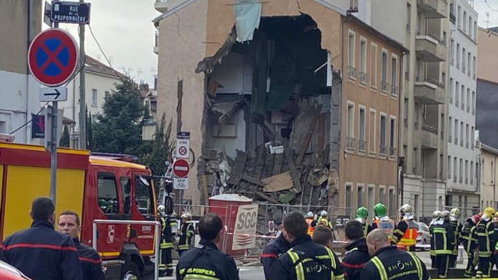 При обрушении жилого дома дома во Франции пострадали два человека