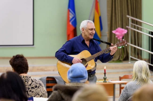 Депутат гордумы Сергей Смирнов подарил жительницам своего избирательного округа поэтический вечер