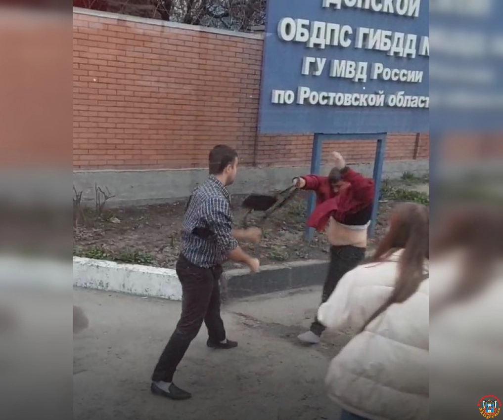 Драка водителя ростовского автобуса и пассажира у ворот ГИБДД попала на видео