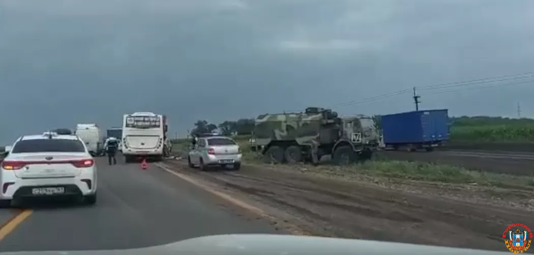 Из-за ДТП с военной машиной и автобусом на трассе Ростов – Таганрог образовалась пробка