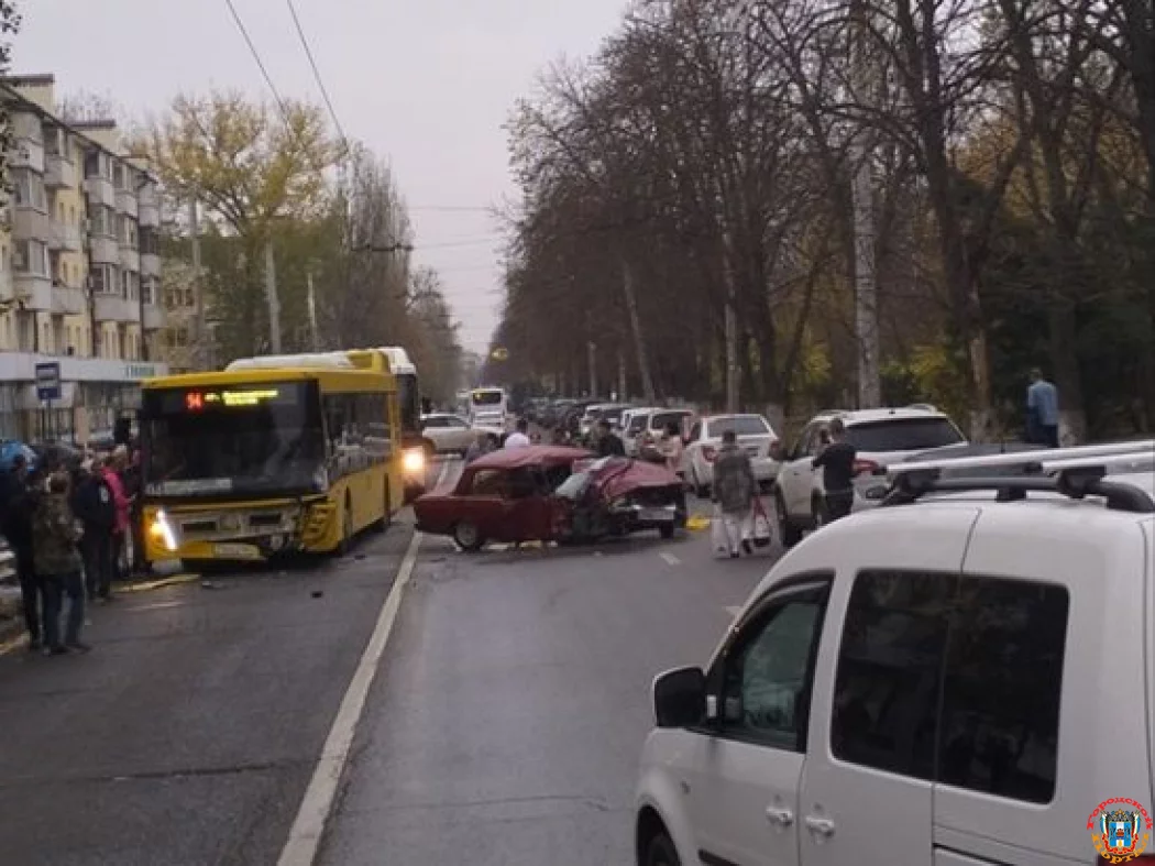 В Ростове трое пострадали в аварии с пассажирским автобусом