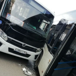 Пассажиров засыпало битым стеклом: в Ростове столкнулись автобус и маршрутка