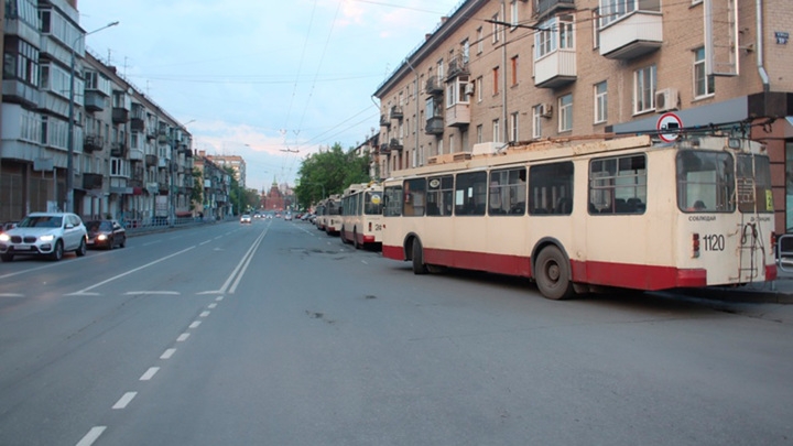 В Челябинске в дверях троллейбуса зажало пожилую женщину