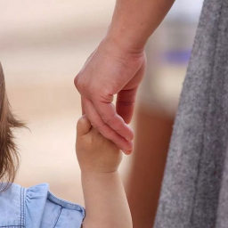 Научила 8-летнюю дочь воровству: на жительницу Дона завели уголовное дело