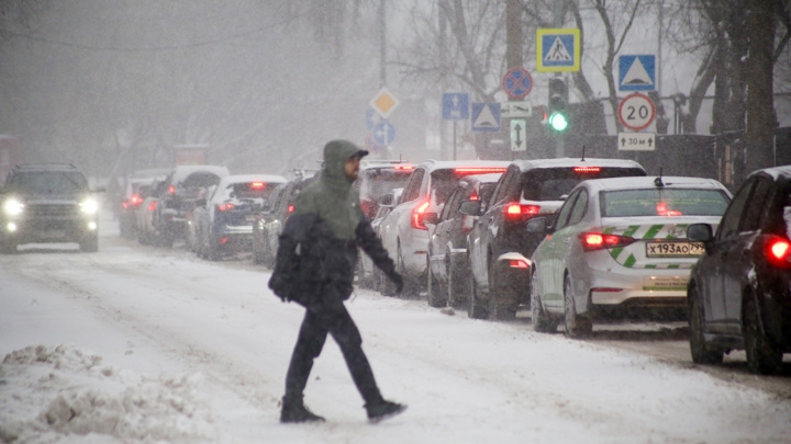 Снегопад в Москве. Автомобилистам рекомендуют пересесть на общественный транспорт