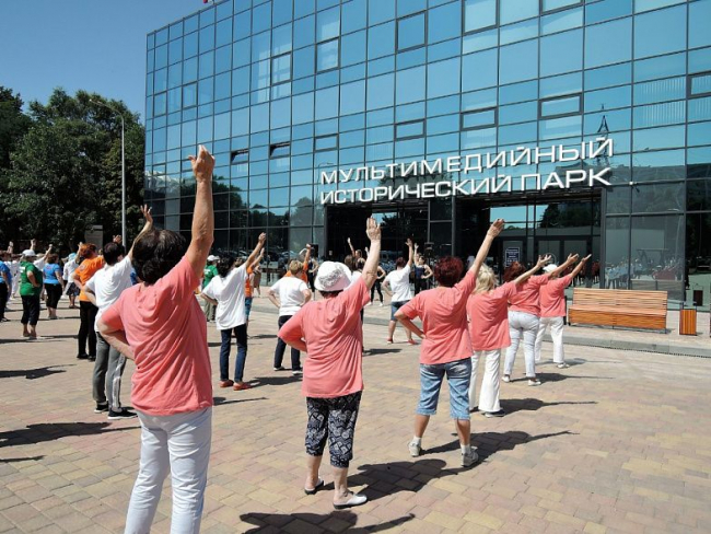 В Ростове более сотни любителей спорта "серебряного" возраста вышли на флешмоб