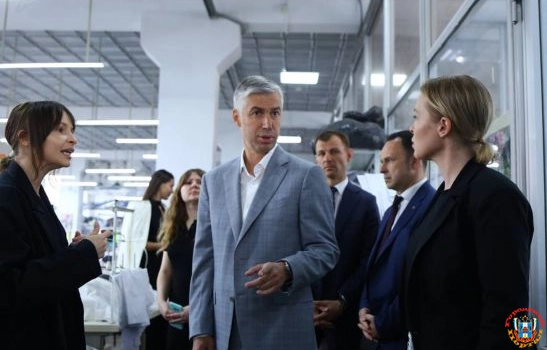 Алексей Логвиненко в преддверии Дня российского предпринимателя посетил производство ростовского бренда одежды