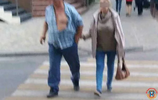 «Легкую эротику» под руку с супругой показал горячий «скандинавский воин» на улице Ростова