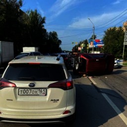 На трассе под Ростовом «Ленд Ровер» опрокинулся на бок после ДТП