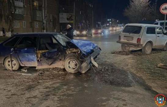 В центре Пролетарска легковое авто протаранило «Ниву»
