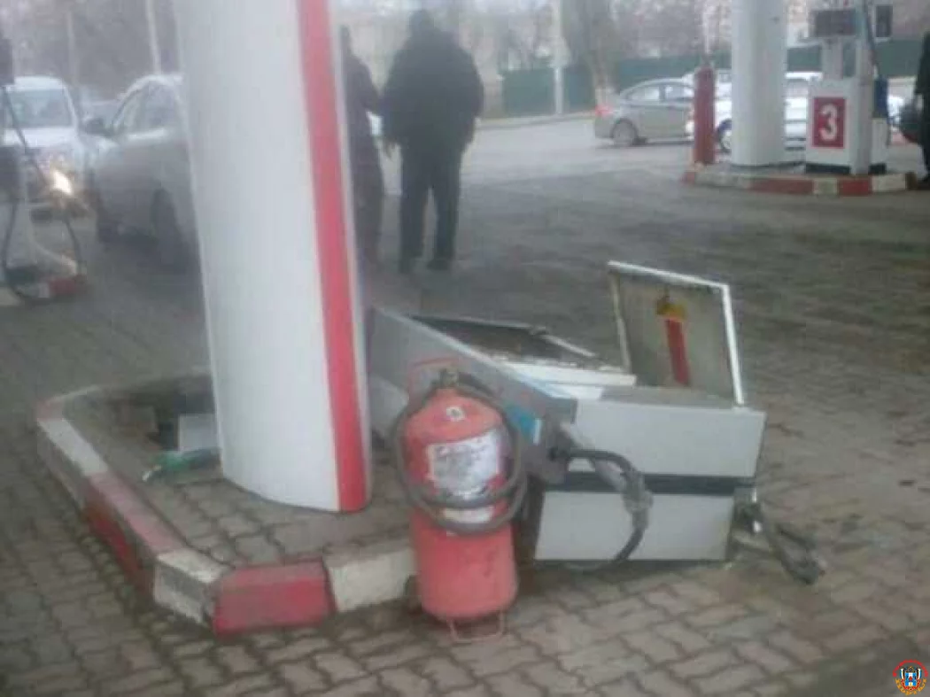 В Ростове автохам на &laquo;Фольксвагене&raquo; вырвал бензоколонку