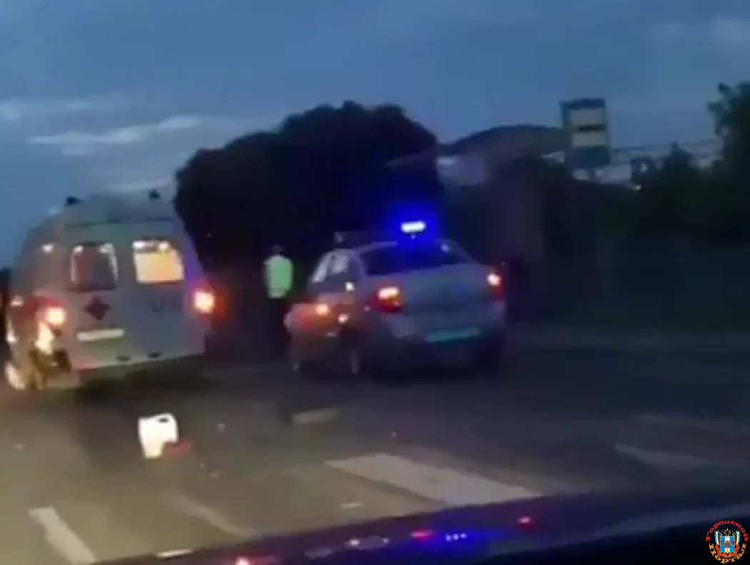 В Ростове иномарка влетела под стоящую на светофоре «Газель»