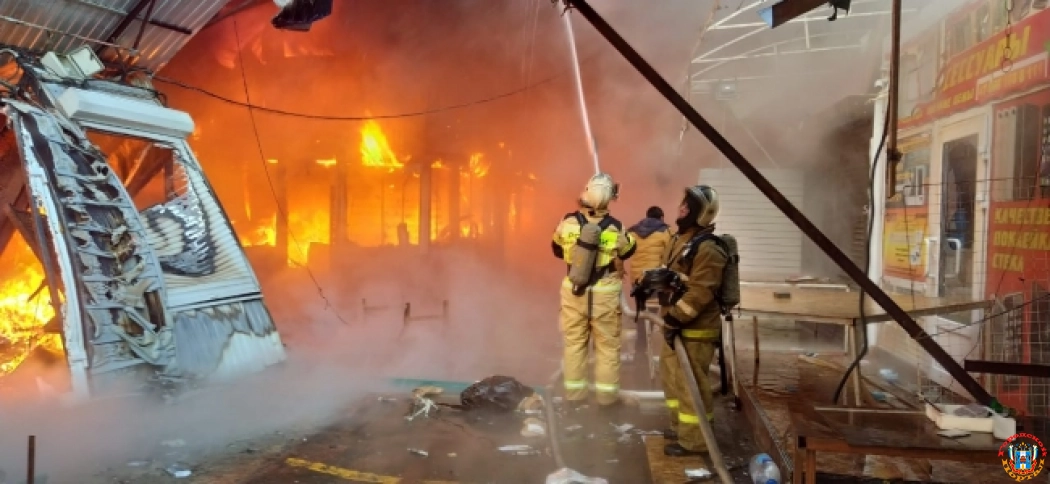 В Ростове на рынке «Классик» загорелся магазин с пиротехникой