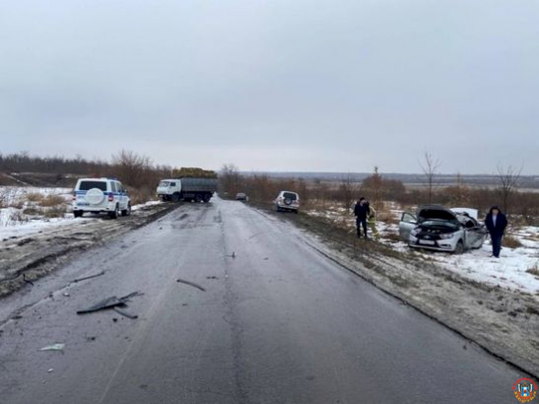 В Ростовской области 40-летняя женщина пострадала в ДТП с грузовиком