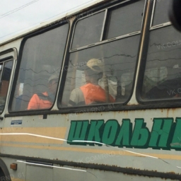 Полный автобус «школьников-гастарбайтеров» в оранжевой робе рассмешил жителей Ростова