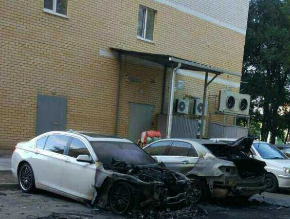 Жуткое пламя уничтожило две дорогие иномарки во дворе Ростова на видео
