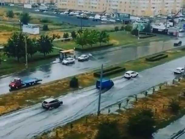 Осторожно плывущие по Левенцовке автомобили после легкого дождя в Ростове попали на видео