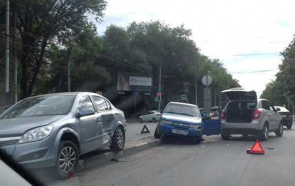 В Ростове в массовом ДТП столкнулись три иномарки