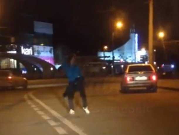 Зажигательные танцы веселой «поющей» брюнетки посреди проезжей части Ростова попали на видео