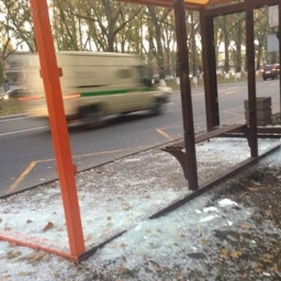 На сотни тысяч мелких осколков разгромили красивую остановку озверевшие вандалы