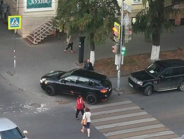 Очумелый мастер парковки заставил пешеходов нарушать ПДД в час пик в центре Ростова