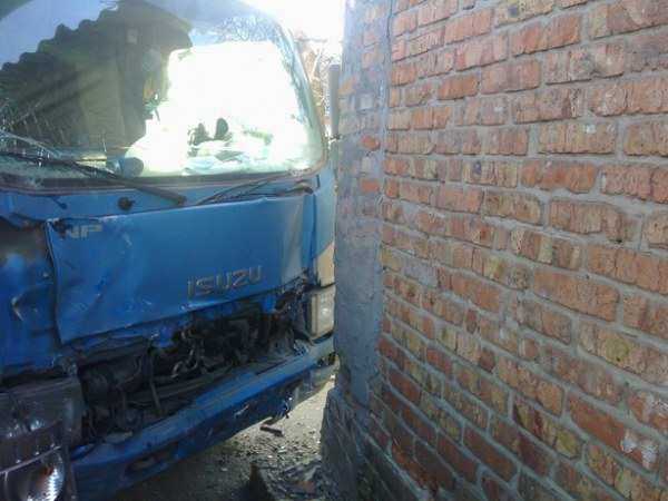 В Ростове-на-Дону грузовик и иномарка на полной скорости врезались в остановку