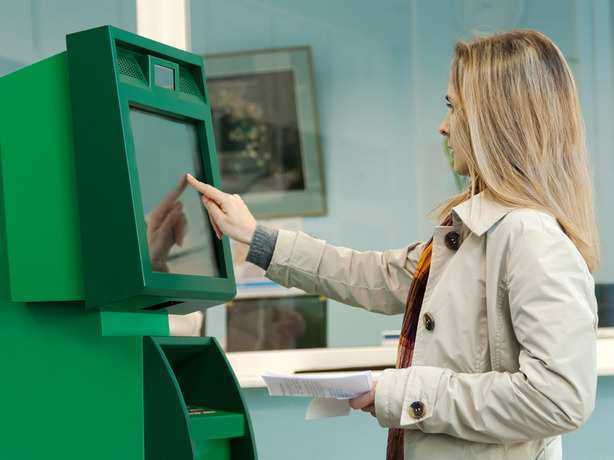 Зевающая у банкомата жительница Ростова нелепо "проворонила" свою месячную зарплату