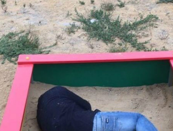 Ушатавшийся песочными куличиками парень на детской площадке рассмешил жителей Ростова Ушатавшийся песочными куличиками парень на детской площадке рассмешил жителей Ростова