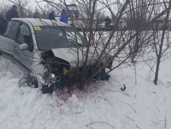 Пассажирка ВАЗа погибла в жутком лобовом ДТП с иномаркой на трассе Ростовской области Пассажирка ВАЗа погибла в жутком лобовом ДТП с иномаркой на трассе Ростовской области