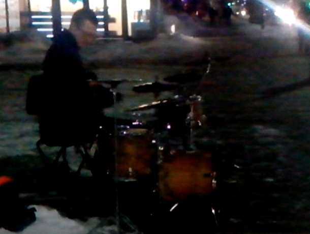 "С огоньком" играющий барабанщик порадовал горожан на видео в центре Ростова