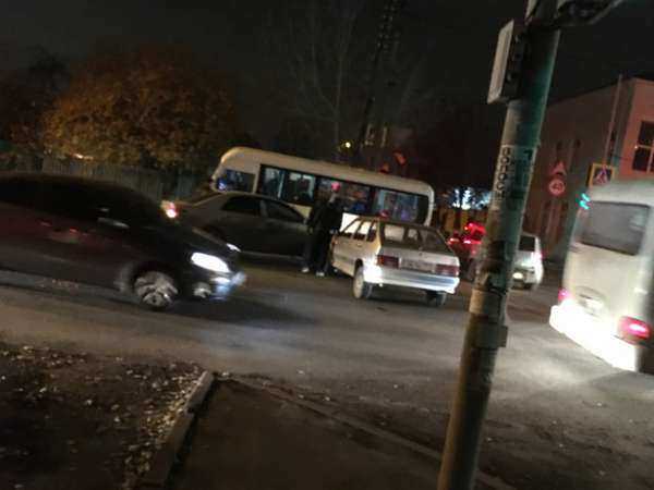Пассажиры ростовской маршрутки оказались "заложниками" в нелепом ДТП
