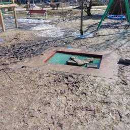 По колено в липкой грязи с ароматом канализации играют малыши на детской площадке в парке «Дружба» в Ростове