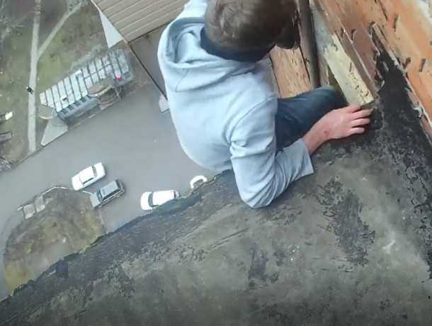 Экстремальными трюками на крыше многоэтажке похвастали безбашенные ростовские подростки на видео