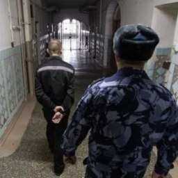 Осужденный в Ростове уговорил работника тюрьмы бегать в магазин за покупками