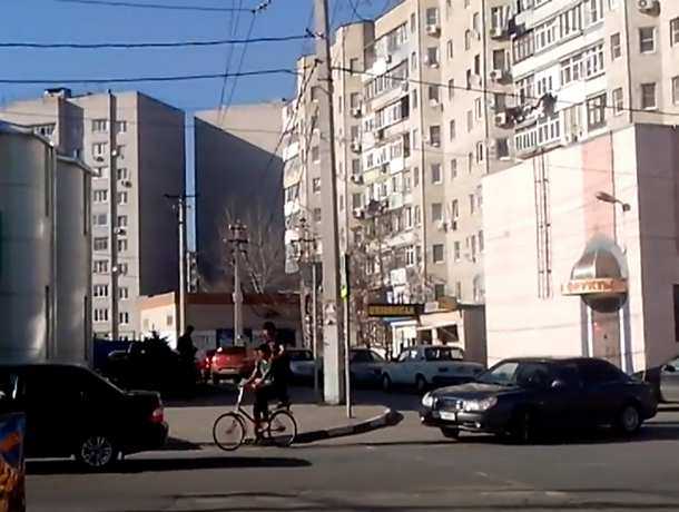 Цирковые номера подростков на велосипеде посреди дороги под Ростовом попали на видео