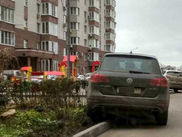 Обнаглевший автохам паркует машину в самых неудобных местах назло себе и жильцам двора в Ростове