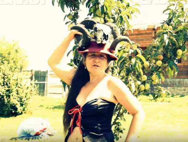 По федеральному каналу показали секс-клип «Амазонка» скандально известной пенсионерки из Ростова
