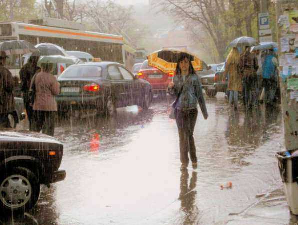 Проливные дожди накроют разомлевших от тепла жителей Ростова во второй день рабочей недели