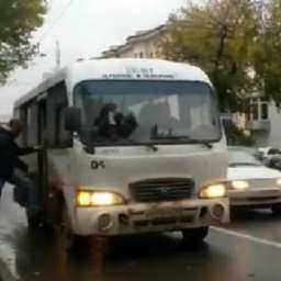 Проклятые бордюры на ростовских остановках отпугивают водителей общественного транспорта