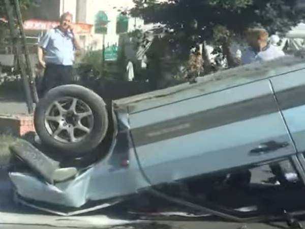 Роковое столкновение с дорожным отбойником поставило на крышу легковушку в Ростове
