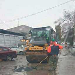 Укладка асфальта во время дождя и грязи в Ростове попала в объективы камер горожан