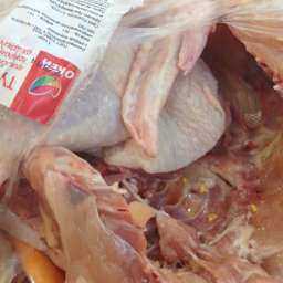 «Фаршированную» личинками червей курицу продает популярный гипермаркет в Ростове